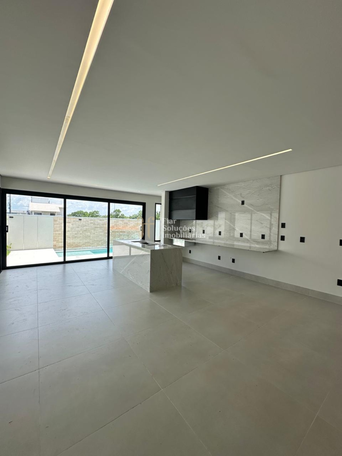 Casa à venda com 3 quartos, 222m² - Foto 1