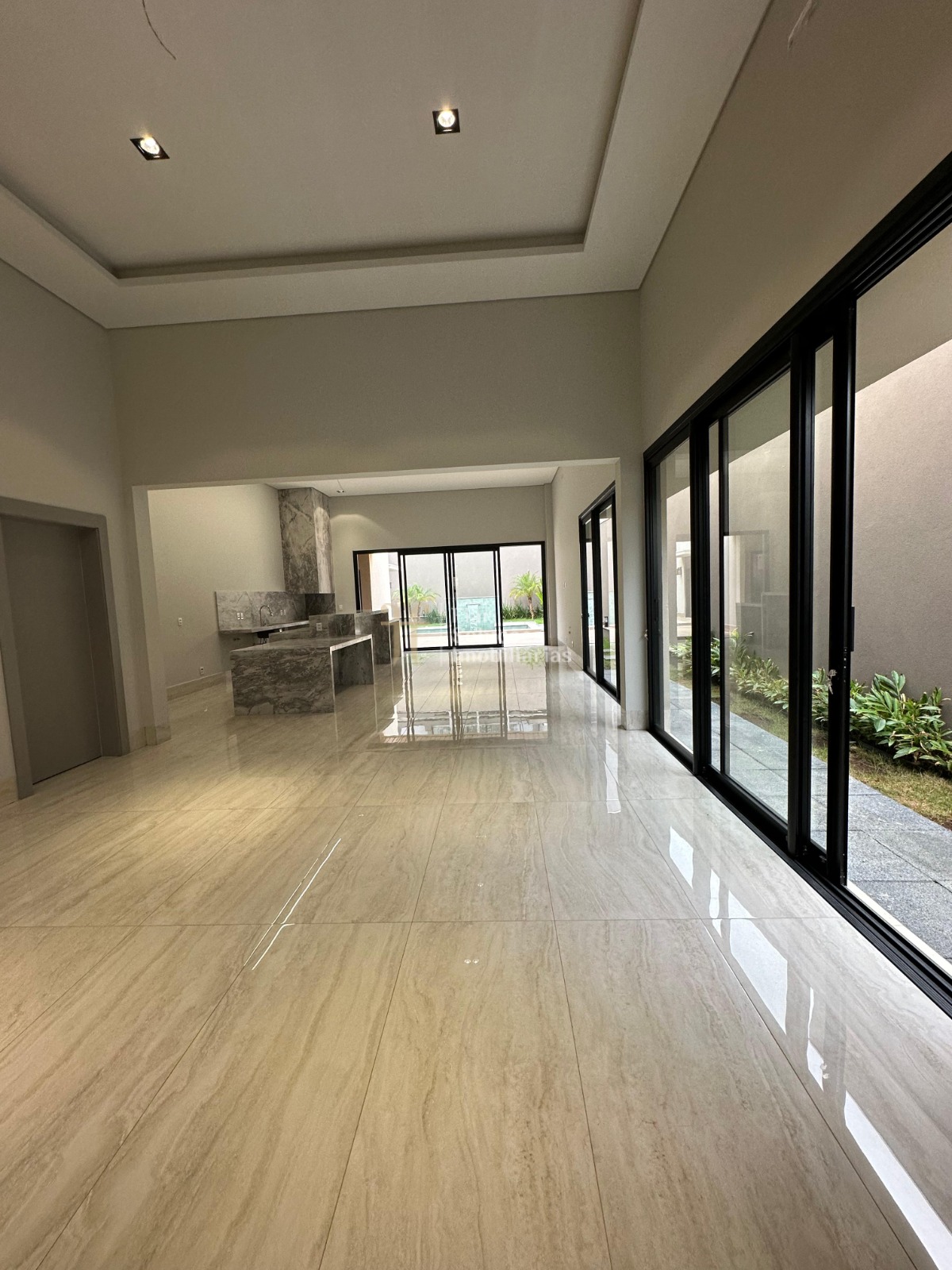 Sobrado à venda com 5 quartos, 347m² - Foto 1