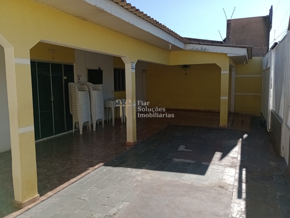 Casa à venda com 3 quartos, 200m² - Foto 1