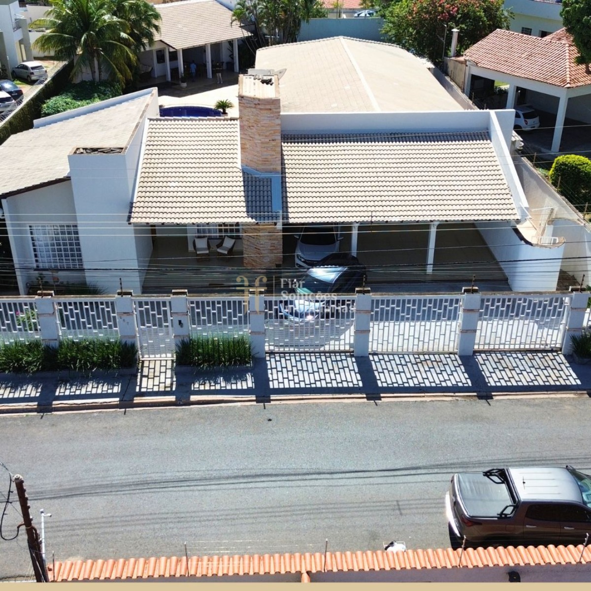 Casa à venda e aluguel com 5 quartos, 700m² - Foto 1