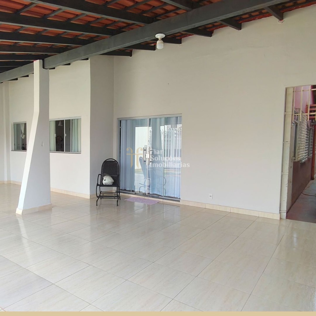 Casa à venda com 3 quartos, 195m² - Foto 1