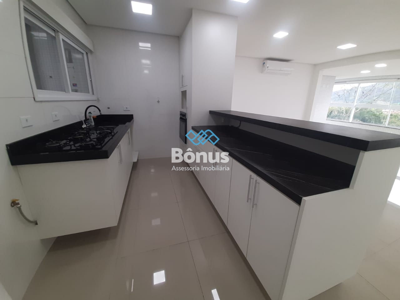 Apartamento à venda com 3 quartos, 137m² - Foto 3